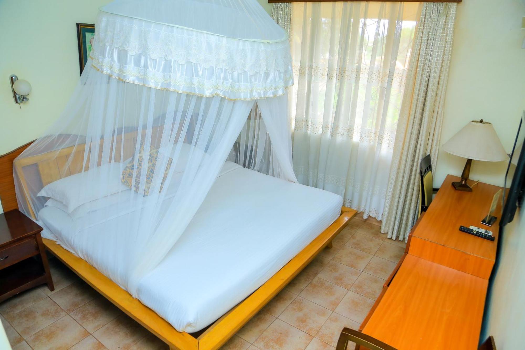 Shangri-La Hotel Muyenga Bugolobi Extérieur photo