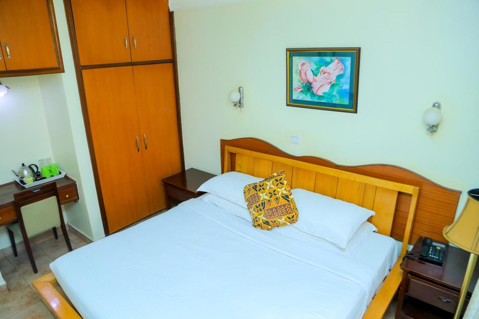 Shangri-La Hotel Muyenga Bugolobi Extérieur photo