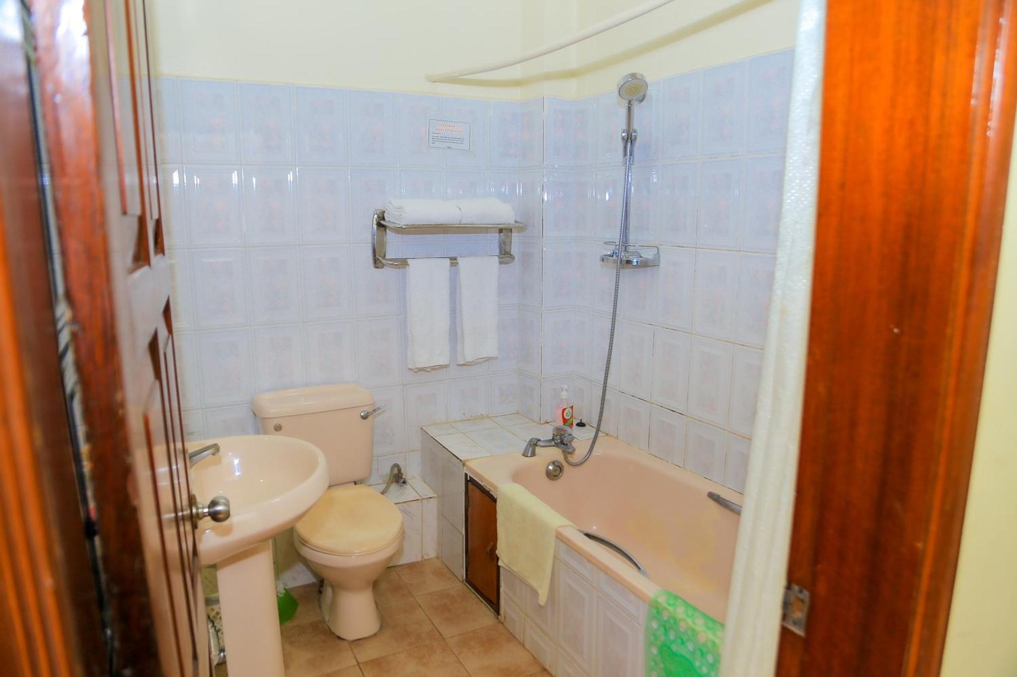 Shangri-La Hotel Muyenga Bugolobi Extérieur photo