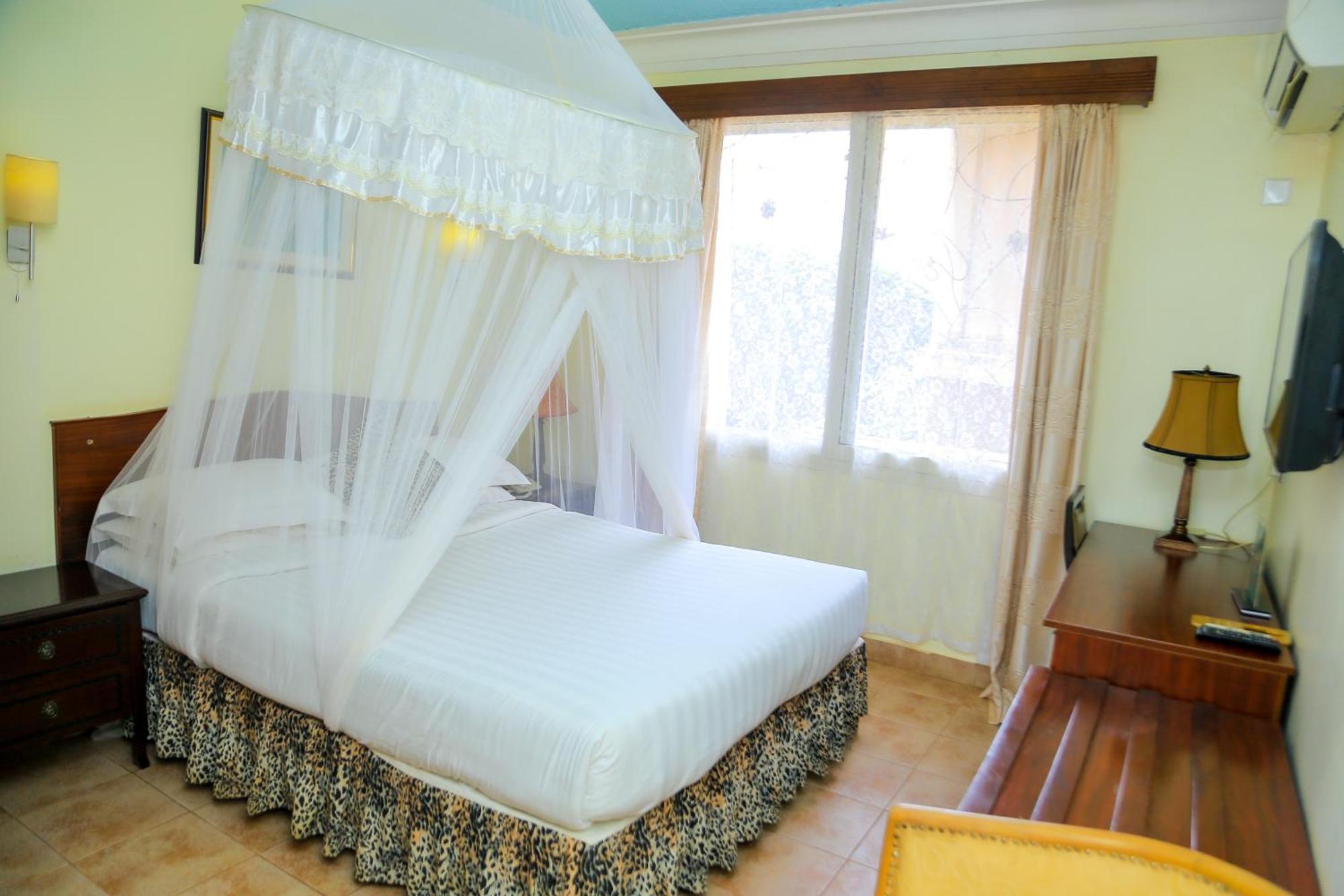 Shangri-La Hotel Muyenga Bugolobi Extérieur photo