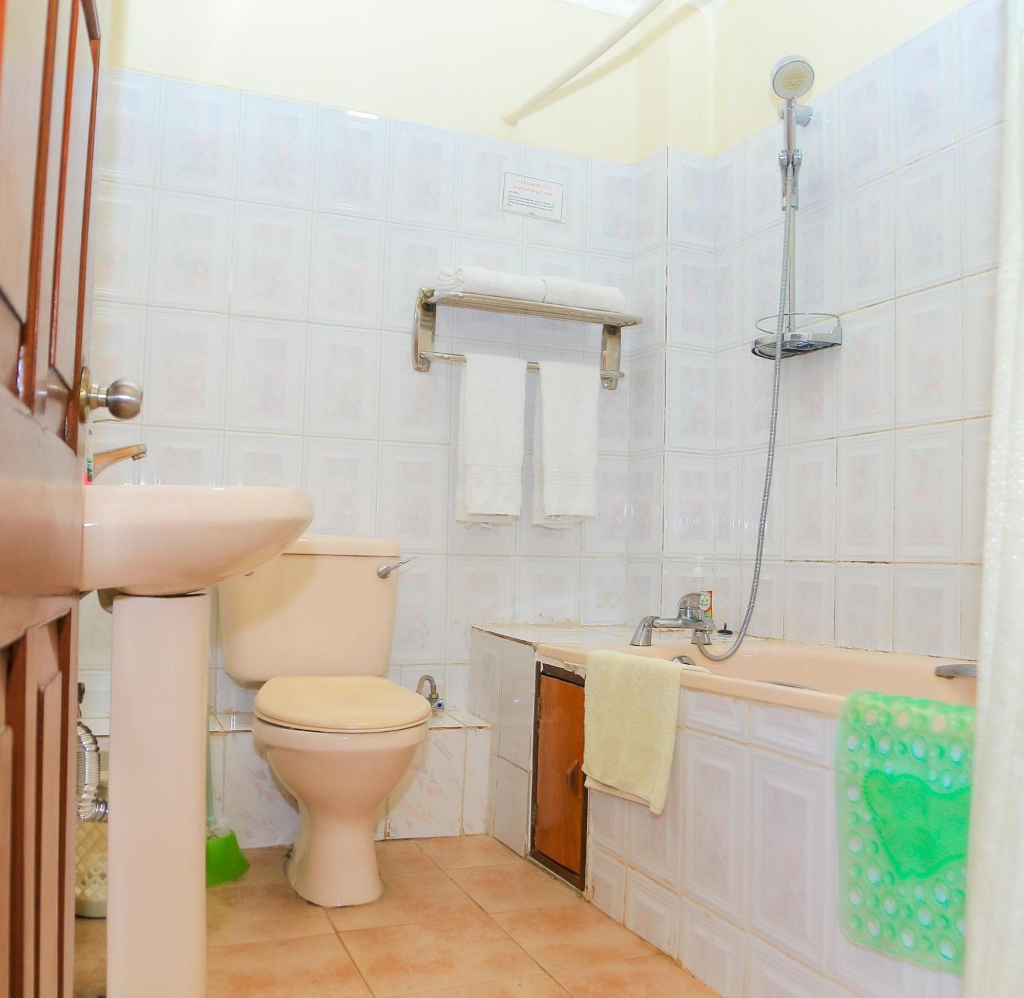 Shangri-La Hotel Muyenga Bugolobi Extérieur photo