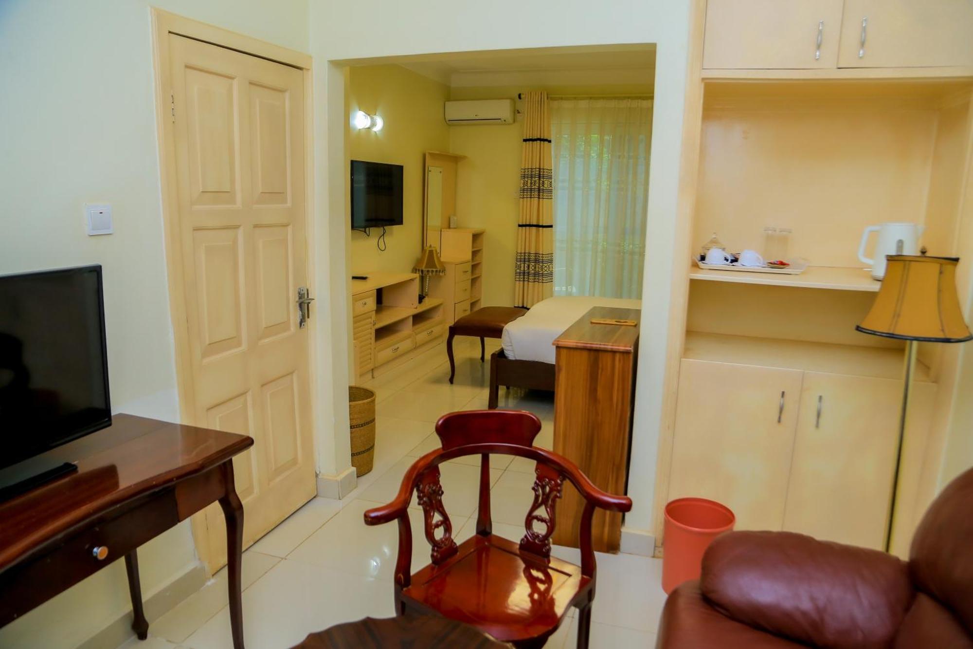 Shangri-La Hotel Muyenga Bugolobi Extérieur photo