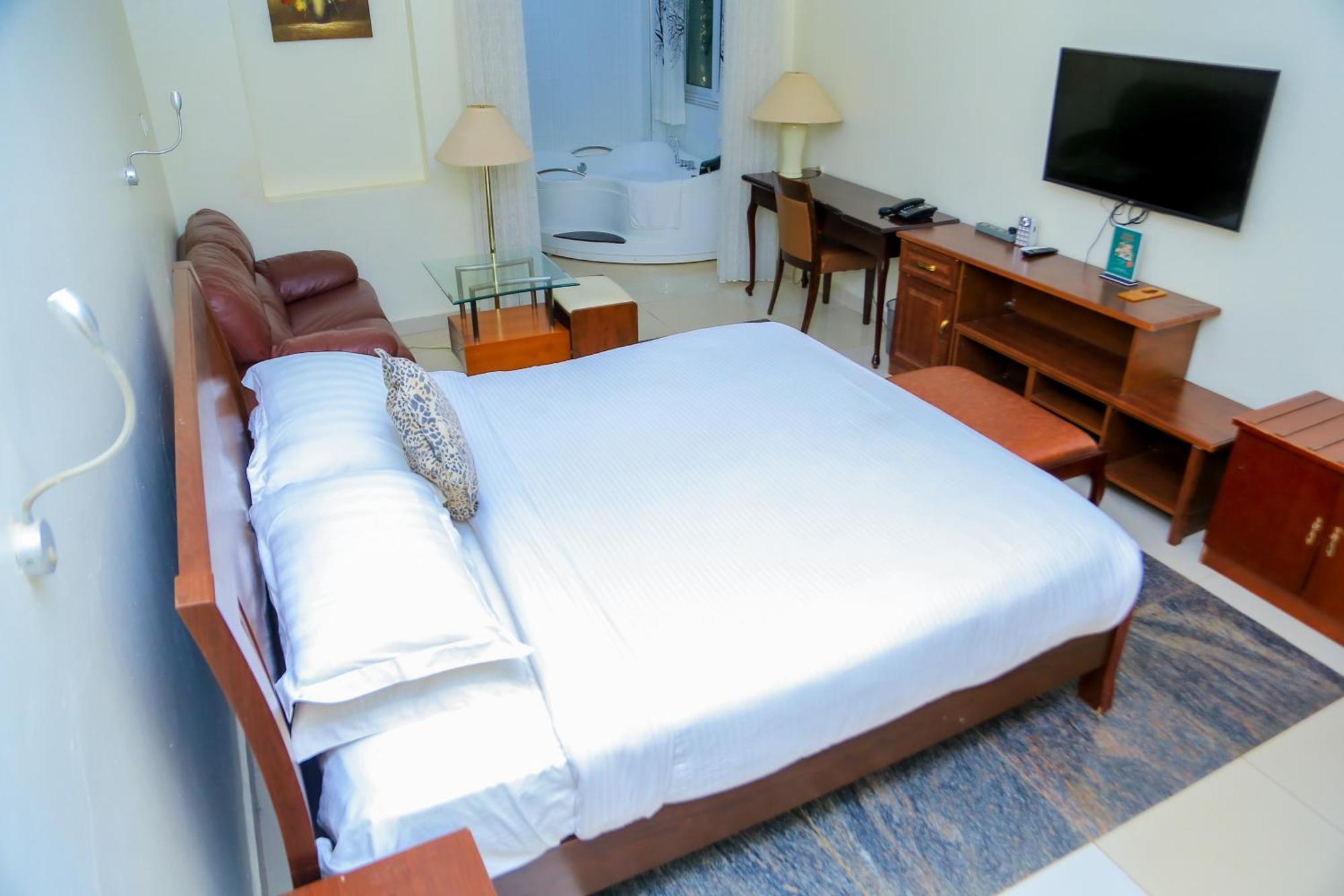 Shangri-La Hotel Muyenga Bugolobi Extérieur photo