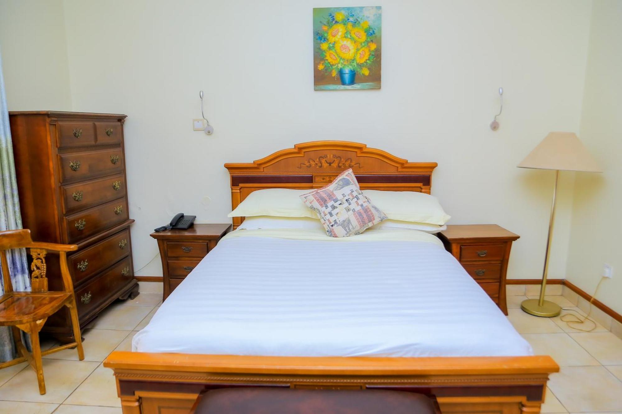 Shangri-La Hotel Muyenga Bugolobi Extérieur photo