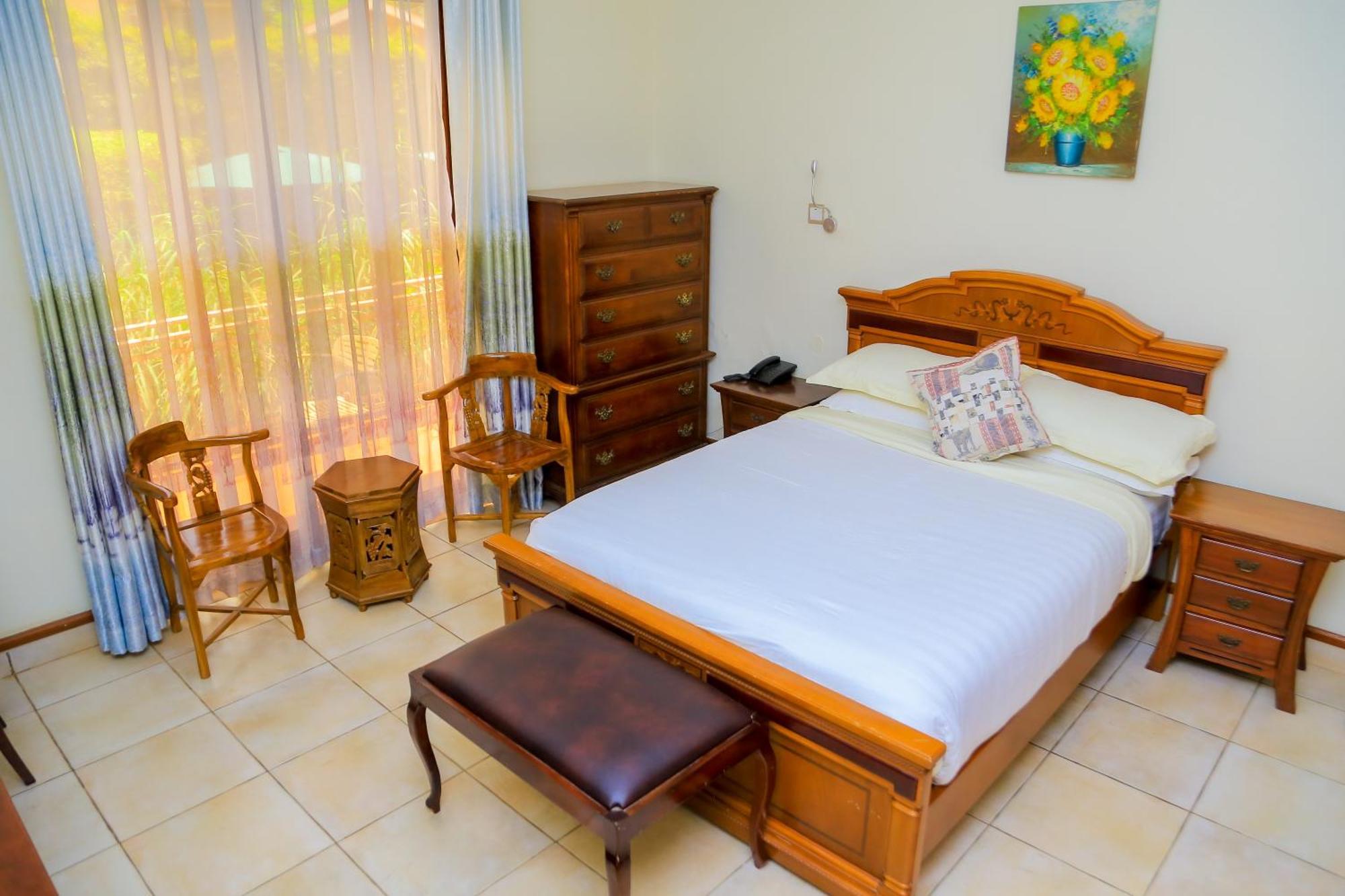 Shangri-La Hotel Muyenga Bugolobi Extérieur photo