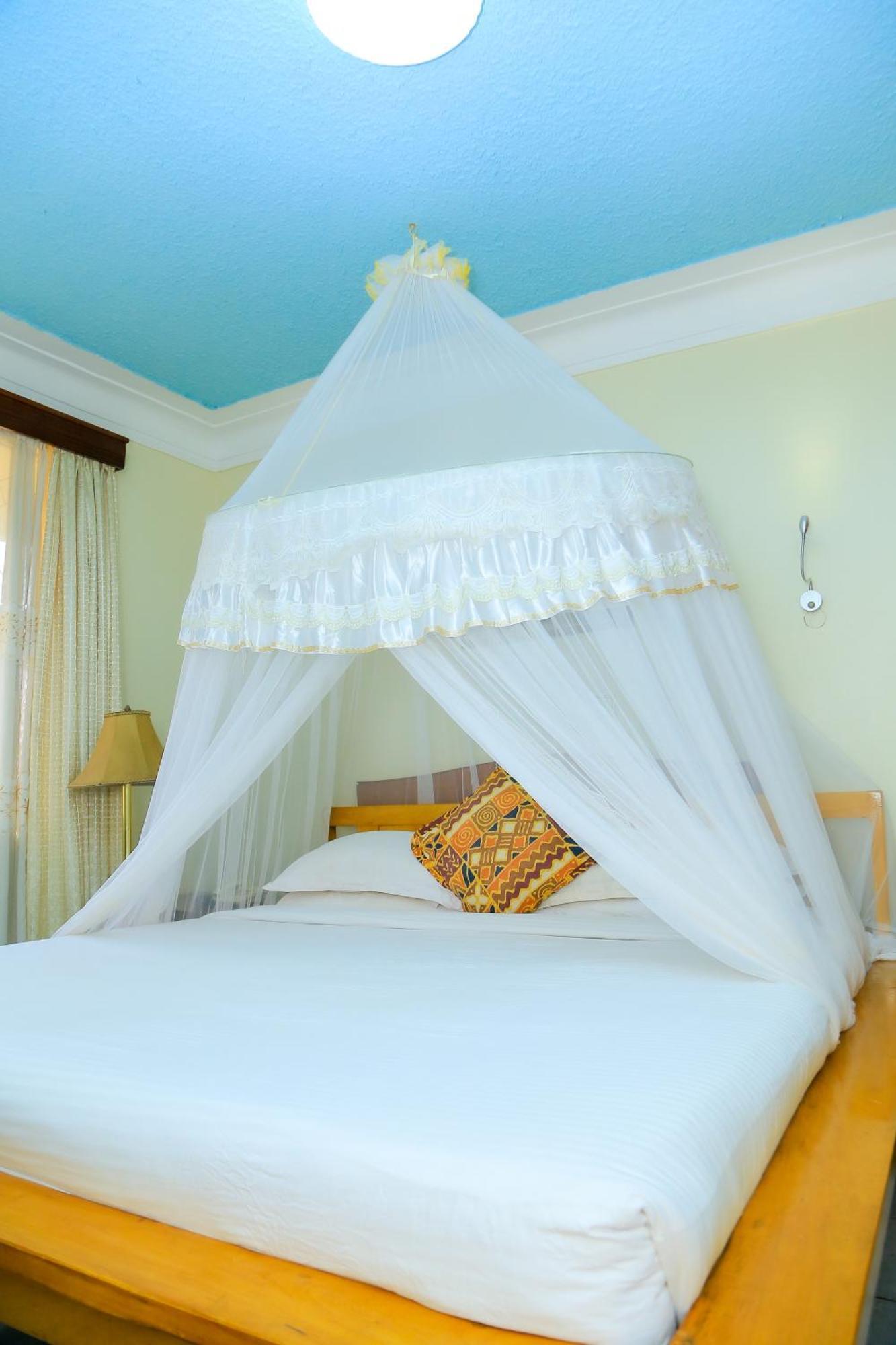 Shangri-La Hotel Muyenga Bugolobi Extérieur photo