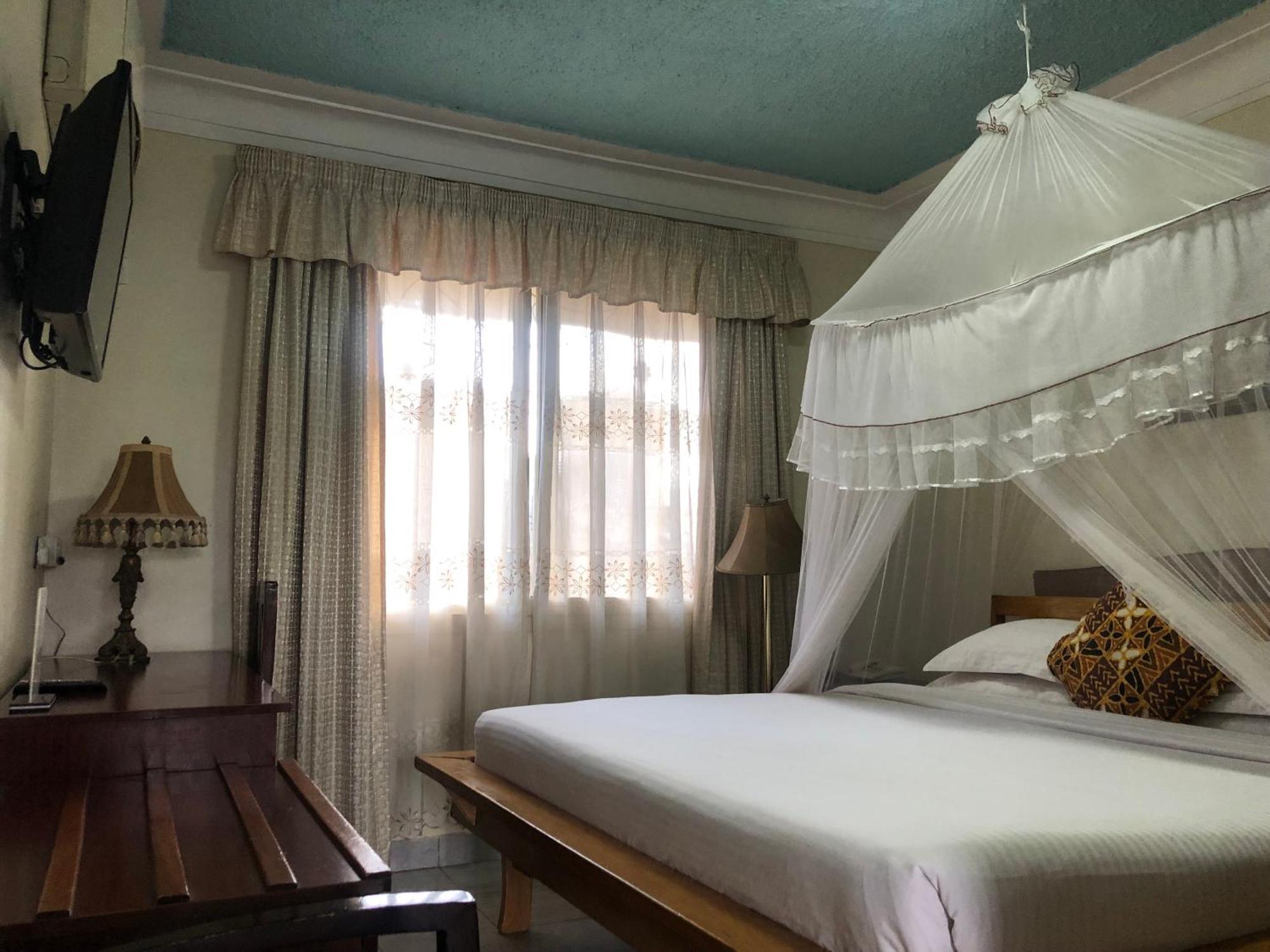 Shangri-La Hotel Muyenga Bugolobi Extérieur photo