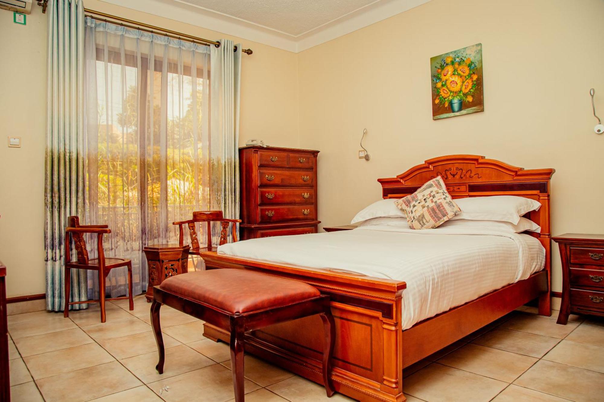 Shangri-La Hotel Muyenga Bugolobi Extérieur photo