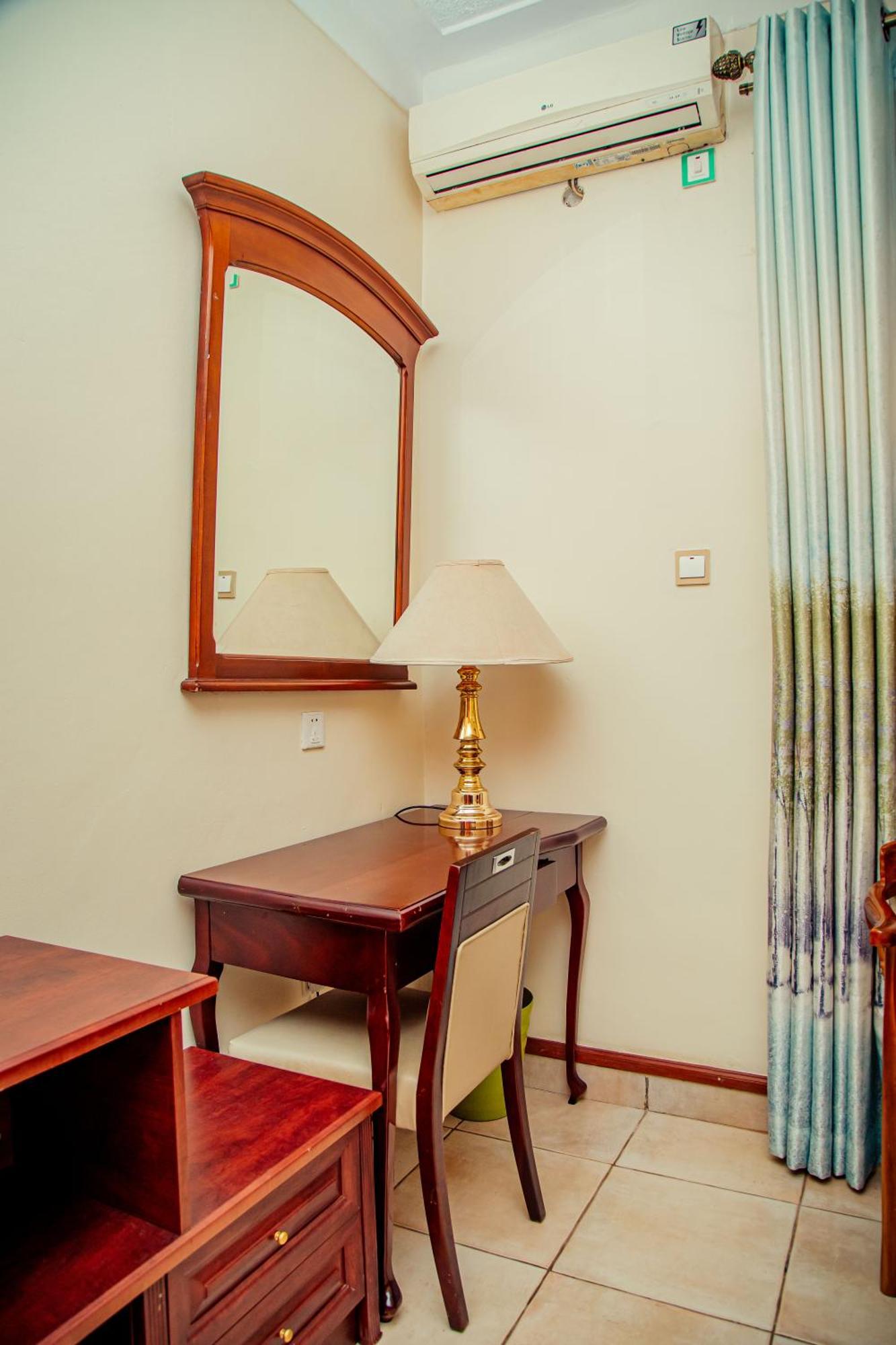 Shangri-La Hotel Muyenga Bugolobi Extérieur photo