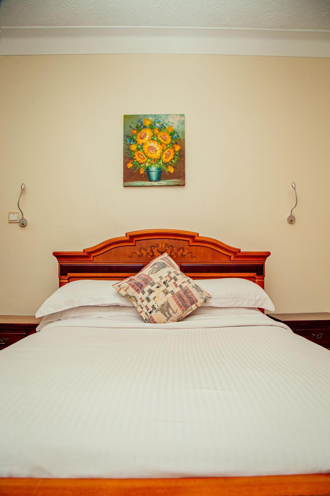 Shangri-La Hotel Muyenga Bugolobi Extérieur photo