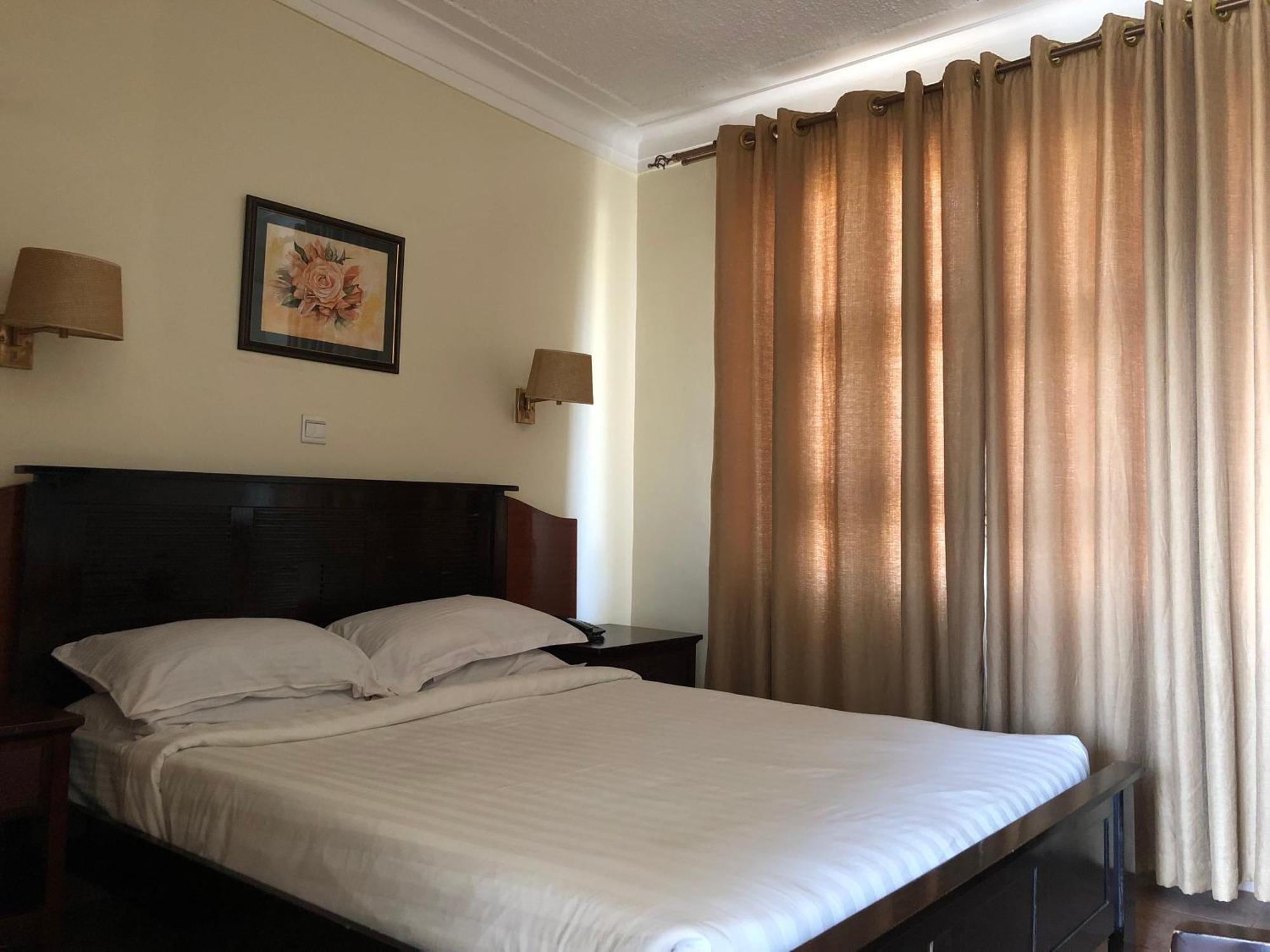 Shangri-La Hotel Muyenga Bugolobi Extérieur photo