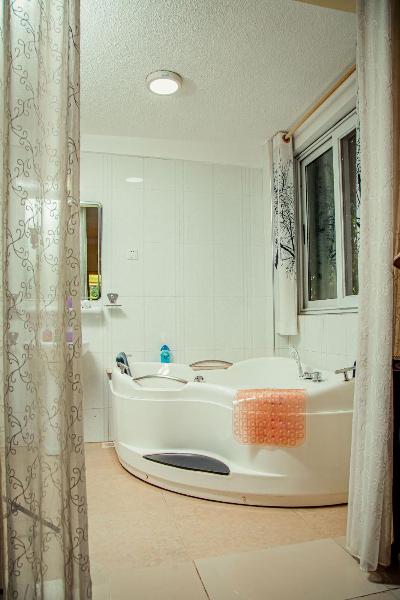 Shangri-La Hotel Muyenga Bugolobi Extérieur photo