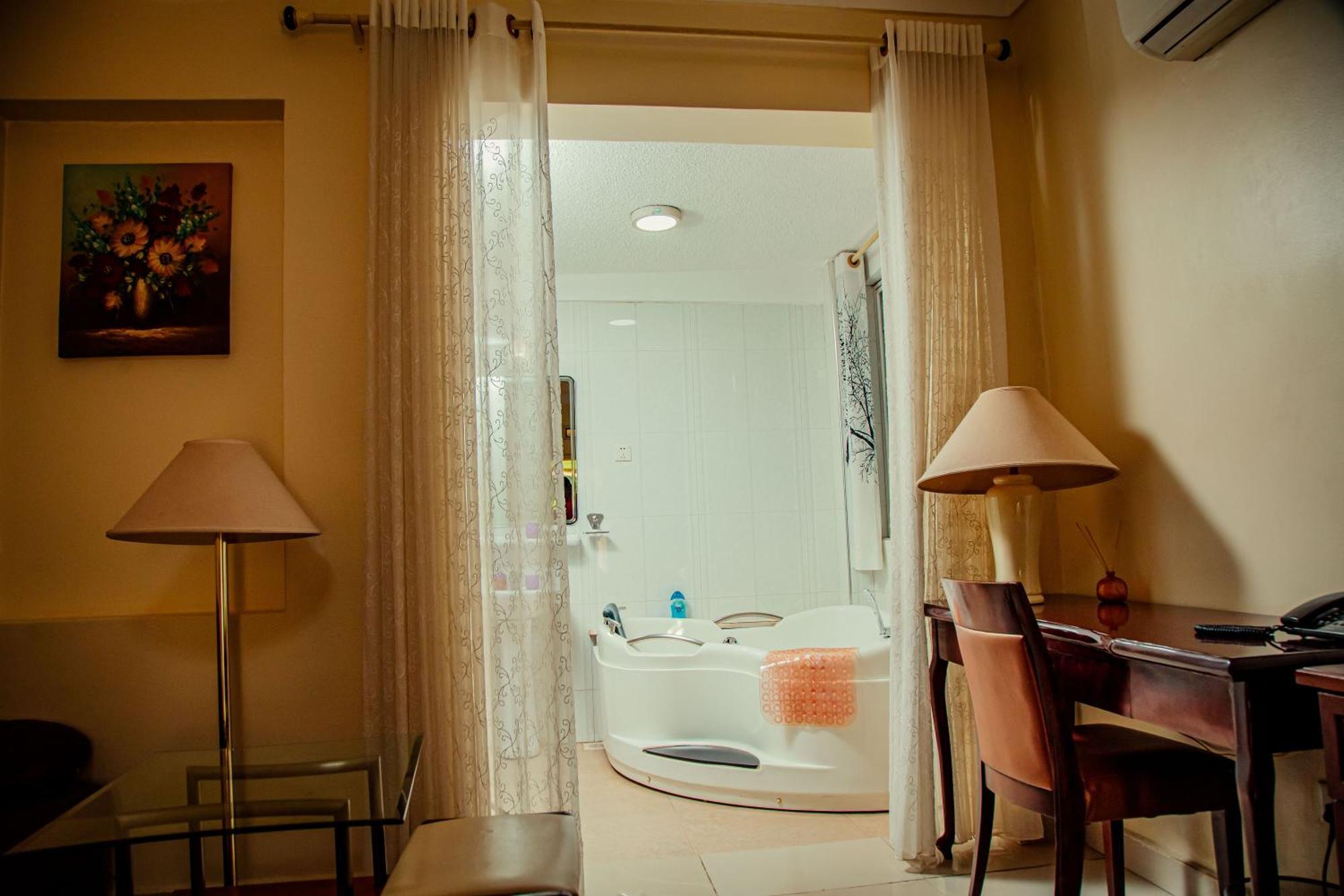 Shangri-La Hotel Muyenga Bugolobi Extérieur photo